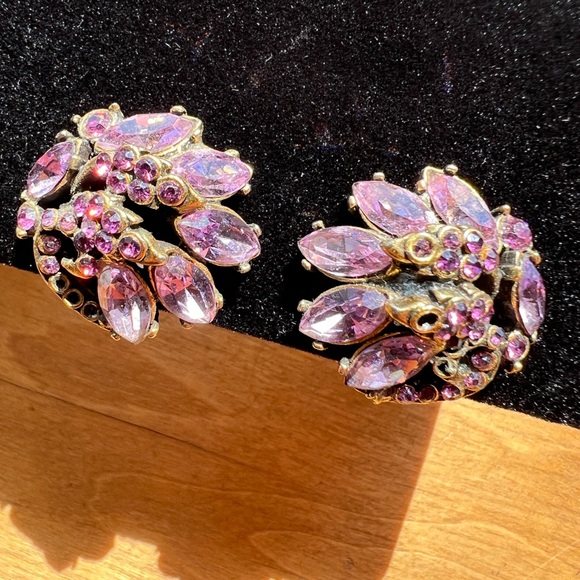 Hollycraft 1950’s Amethyst colored clip on earrings - Picture 5 of 8